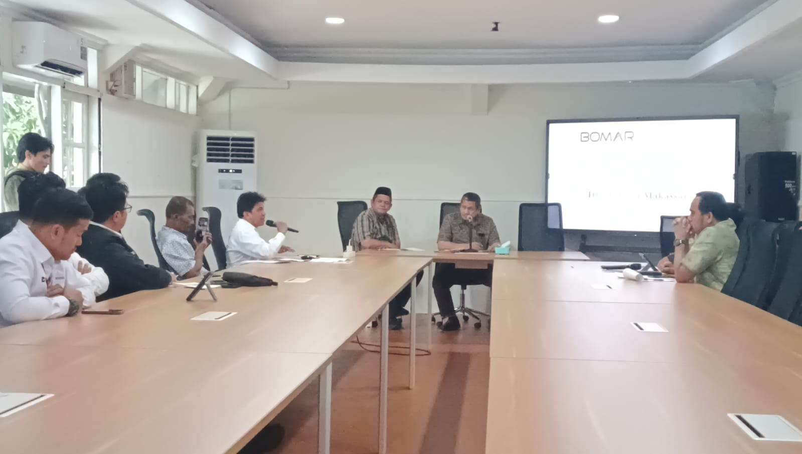 Azwar Rasmin Komisi C Mediasi Polemik Tarif Limbah PT Bomar dan PT KIMA - Respublica